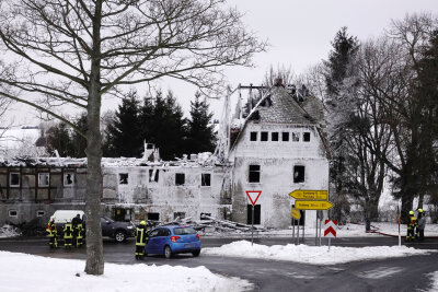 Ex-Gasthof brennt aus - Feuerwehrmann verletzt - 