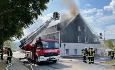 Ex-Gasthof in Flammen - Der ehemalige Gasthof in Niederlauterstein hat am Montag gebrannt.