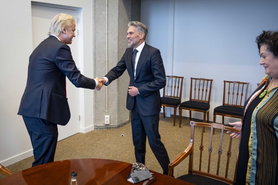 Ex-Geheimdienstchef soll Premier der Niederlande werden - Handschlag in Den Haag: Der designierte Ministerpräsident Dick Schoof und PVV-Chef Geert Wilders (l).