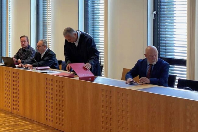 Ex-Geschäftsführer der Klein-Erzgebirge-GmbH vor Gericht: Auftakt für Verhandlungsmarathon - Zweiter Anlauf für das Verfahren gegen Stephan und Horst Drichelt (rechts), hier mit ihren Anwälten Hagen Vetter und Frank Tippmann, vor dem Chemnitzer Amtsgericht. 