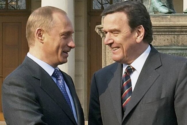 Ex-Kanzler Schröder und der "lupenreine Demokrat" - Begegnung 2002: "Demokrat" Wladimir Putin (links) und sein Freund Gerhard Schröder. 