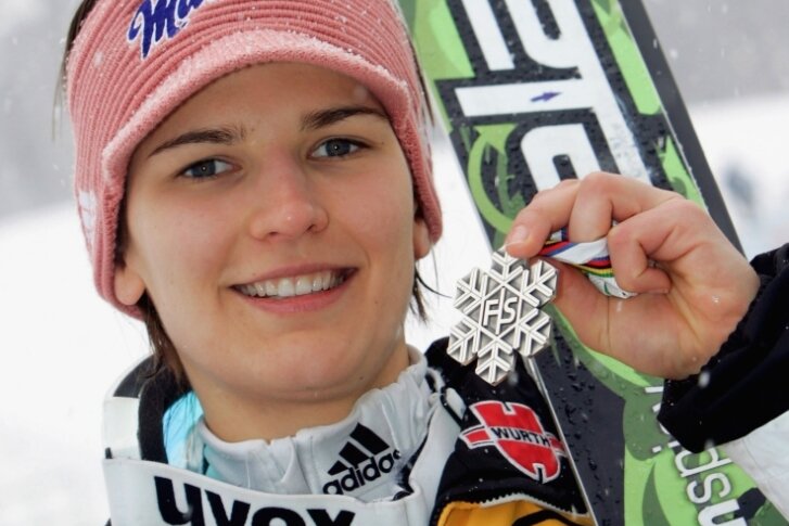 Ex-Klingenthalerin schreibt Geschichte - Höhepunkt der sportlichen Karriere: 2009 gewann die damals 21-jährige Ulrike Gräßler bei den ersten Weltmeisterschaften der Skispringerinnen in Liberec Silber. Nach dem ersten Durchgang hatte sie sogar geführt. 