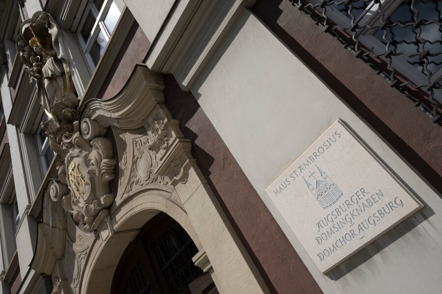 Ex-Knabenchor-Mitarbeiter: Geständnis wegen Nacktaufnahmen - Das Haus Ambrosius ist Sitz der Augsburger Domsingknaben. Eine frühere Hilfskraft bei dem katholischen Knabenchor muss sich vor Gericht verantworten.
