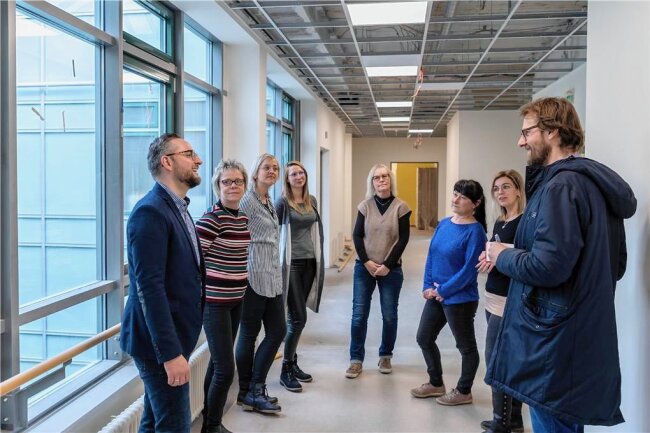 Ex-Krankenhaus in Rochlitz: In Gesundheitszentrum zieht bald Leben ein - LMK-Chef Florian Claus (l.) erklärt bei einem Rundgang mit der Führungsspitze des Gesundheitszentrums durch das Ex-Bettenhaus Redaktionsleiter Alexander Christoph (r.), was seit dem Baustart im Januar 2022 gemacht wurde.