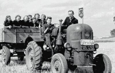 Ex-LPG-Chef über das DDR-Landleben - Das Bild entstand vor 70 Jahren: Gerhard Zapf (1920 bis 2008), langjähriger Direktor des Kreisbetriebs für Landtechnik, 1952 als Fahrschullehrer und Lehrausbilder mit einer Mädchengruppe auf dem Traktor. 