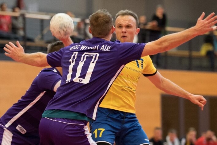 Nicht zu stoppen: Für den HV Oederan hat Eduard Sabot, hier im Spiel gegen die BSG Wismut Aue, in dieser Saison schon 70 Tore in der Handball-Bezirksliga erzielt. 