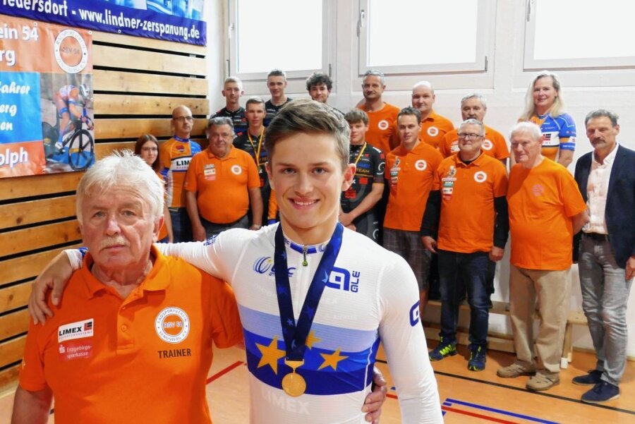 Ex-Mountainbiker träumt von WM-Medaille auf der Bahn - Kurz vor der WM wurde Colin Rudolph von Trainer Klaus Fischer, Vereinskollegen und Bürgermeister Jens Haustein verabschiedet. 