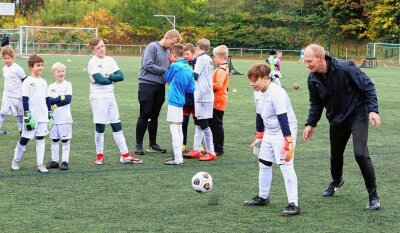 Ex-Nationaltorhüter trainiert mit Fußball-Talenten in Werdau - 