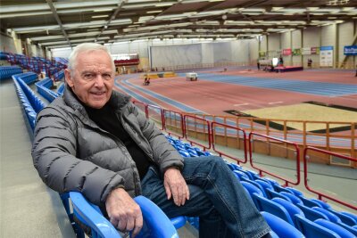 Ex-Oberbürgermeister von Chemnitz reagiert mit Leserbrief auf FAZ-Reportage - Ex-OB Peter Seifert in der Leichtathletikhalle im Sportforum.