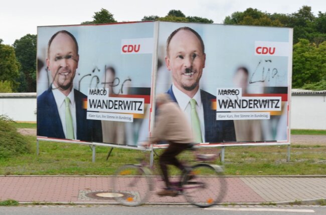 Schmierereien auf Wahlplakaten von Marco Wanderwitz sind keine Seltenheit - wie hier vor einiger Zeit in Rochlitz. Der CDU-Politiker gilt unter AfD-Anhängern als Feindbild. 