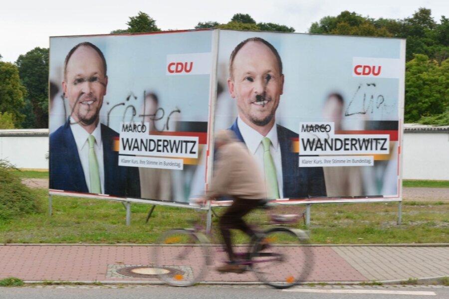Ex-Ostbeauftragter Wanderwitz fordert Verbot der AfD - Schmierereien auf Wahlplakaten von Marco Wanderwitz sind keine Seltenheit - wie hier vor einiger Zeit in Rochlitz. Der CDU-Politiker gilt unter AfD-Anhängern als Feindbild. 