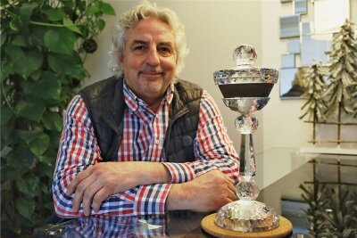 Ex-Skispringer Manfred Deckert aus Auerbach versteigert WM-Pokal für guten Zweck - Von dieser Trophäe trennt sich der ehemalige Skispringer. Den Pokal aus Swarovski-Kristall gewann der Ex-Skispringer 1985 bei der Nordischen Ski-WM im österreichischen Innsbruck.