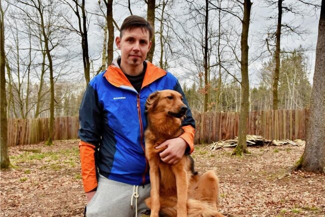 Ex-Soldat wird zum Tierretter: 36-jähriger Chemnitzer im Einsatz für Hunde, Katzen und viele andere Tiere in der Ukraine - Sascha Winkler mit Hündin Donna auf dem Trainingsgelände in Adelsberg. Sie rettete der Chemnitzer im vergangenen Jahr aus der Urkaine. 