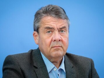 Ex-SPD-Chef Gabriel in Chemnitz: "Die bequeme Situation für uns im Westen ist vorbei" - Der SPD habe eszuletzt an Klarheit und Eindeutigkeit gefehlt - das beklagte am Dienstag Ex-SPD-Chef Sigmar Gabriel in Chemnitz.