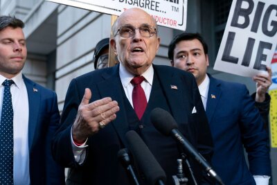 Ex-Trump-Vertraute wegen Wahlbetrugs in Arizona angeklagt - Donald Trumps Ex-Anwalt Rudy Giuliani muss sich unter anderem wegen Verschwörung und Betrug vor Gericht verantworten.
