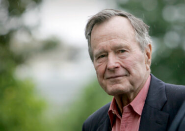 Ex-US-Präsident George H. W. Bush ist tot - Der ehemalige Präsident George H.W. Bush kommt auf dem Südrasen des Weißen Hauses an. Bush ist im Alter von 94 Jahren gestorben. Dies teilte ein Sprecher der Familie in der Nacht am Samstag via Twitter mit.