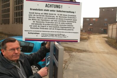 Ex-Waffenhändler weiter auf Tauchstation - 
              <p class="artikelinhalt">Horst-Günter Hagemann im Dezember 2007 auf seinem Grundstück in Reichenbach, das er laut dieser Tafel der Verwaltung Russlands unterstellt hat.</p>
            