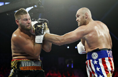 Ex-Weltmeister Fury besiegt Außenseiter Schwarz in zweiter Runde - Tyson Fury (rechts) besiegt Tom Schwarz.