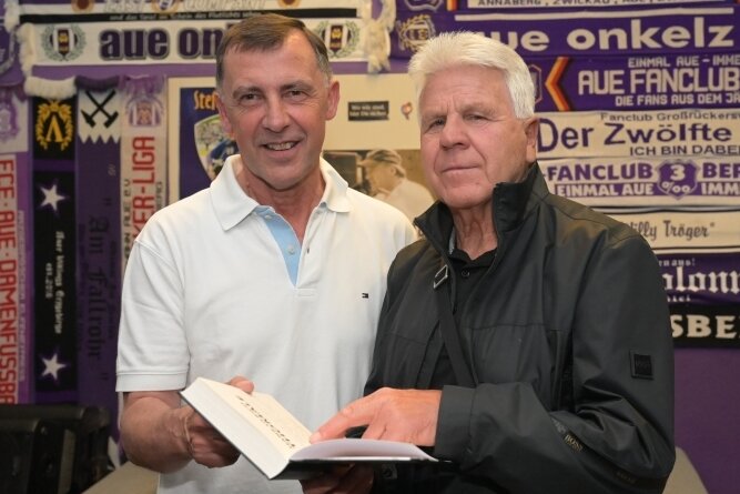 Beim Fanprojekt sahen sich der frühere Auer Torjäger Harald Mothes (l.) und Ex-Wismut-Coach Hans-Ulrich Thomale wieder. 