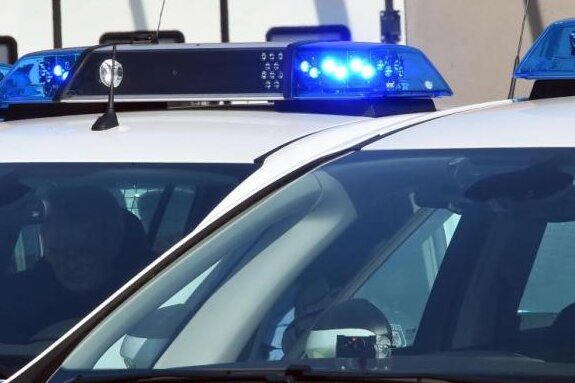 Exhibitionist in Zwickau unterwegs - Zwei Frauen haben der Polizei am gegen Mittwochmittag einen Exhibitionisten im Zwickauer Stadtteil Marienthal gemeldet.