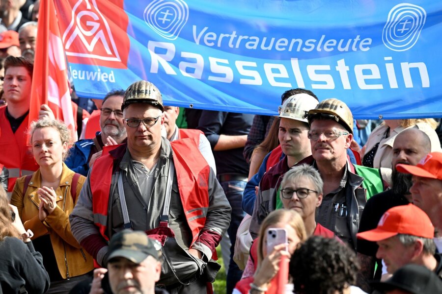 Existenzsorgen in Stahlbranche: Von der Leyen gegen Dumping - Gewerkschaftsmitglieder und Stahlarbeiter bei einer Protest-Kundgebung der Thyssenkrupp-Stahlsparte in Duisburg.