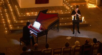 Experiment im Kerzenschein überzeugt gleich zweifach - Elisabeth Beckert (Oboe) und Pascal Kaufmann (Orgel und Cembalo) spielten im zauberhaften Ambiente. 