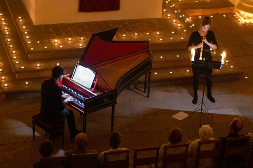 Experiment im Kerzenschein überzeugt gleich zweifach - Elisabeth Beckert (Oboe) und Pascal Kaufmann (Orgel und Cembalo) spielten im zauberhaften Ambiente. 