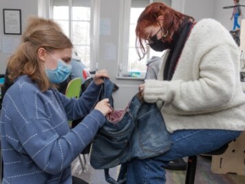 Experiment Stoff: Im Lokallabor surren die Nähmaschinen - Paula (rechts) aus Schwarzenberg hat sich aus einer alten Jeans eine neue Umhängetasche genäht - hier assistiert von Rebecca.