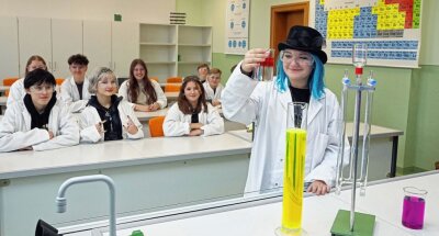 Experimente in neuem Kabinett - Im Alexander-von-Humboldt-Gymnasium Werdau findet der Chemieunterricht seit Jahresbeginn wieder in den beiden Fachkabinetten in der zweiten Etage des Haupthauses statt.