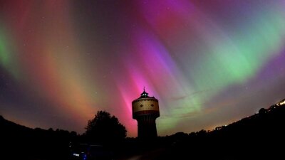 Experte rechnet mit weiterer Polarlicht-Nacht über Sachsen: "Satelliten-Werte sehen gut aus" - Diese beeindruckende Aufnahme von bunten Polarlichtern über dem Wasserturm von Mittweida ist Gerold Riedl in der Nacht zu Samstag gelungen.