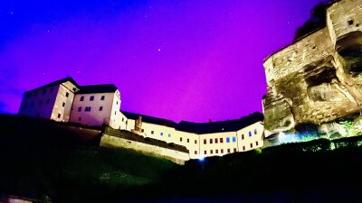 Experte rechnet mit weiterer Polarlicht-Nacht über Sachsen: "Satelliten-Werte sehen gut aus" - Auch über der Festung Königsstein in der Sächsischen Schweiz waren Polarlichter zu sehen.