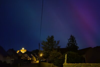 Experte rechnet mit weiterer Polarlicht-Nacht über Sachsen: "Satelliten-Werte sehen gut aus" - Polarlicht-Streifen am Himmel auf dem Weg zur Burg Schönfels bei Zwickau.