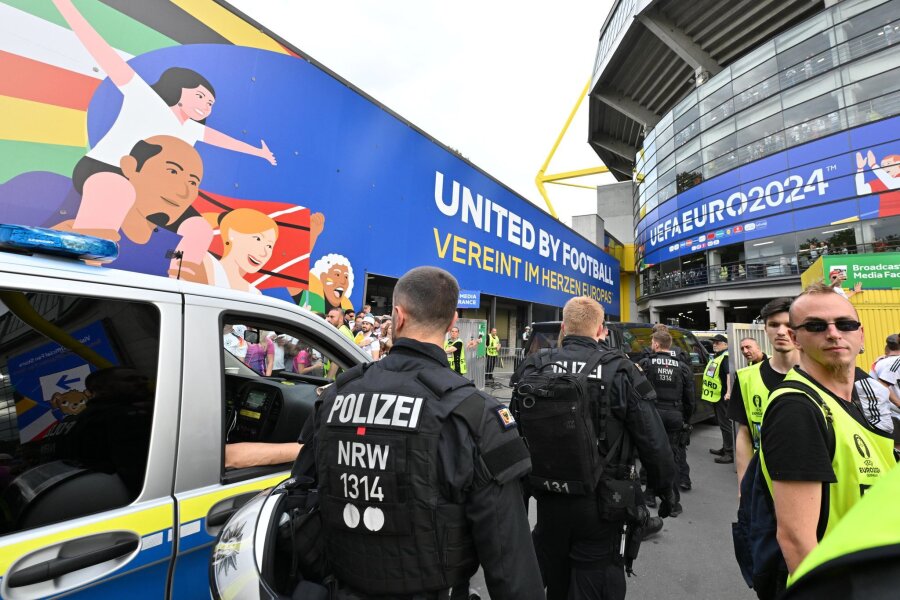 Experte: Schulungen für EM-Sicherheit "nicht geeignet" - Polizisten und Ordner sichern das deutsche Achtelfinale gegen Dänemark in Dortmund.