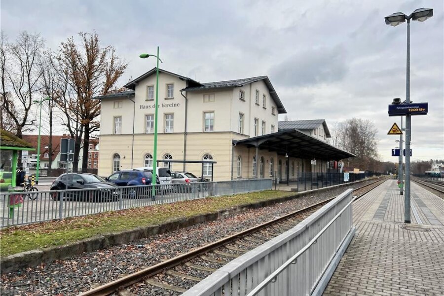 Experten der Bereitschaftspolizei üben in Frankenberg und Rossau - Bahnhof Frankenberg: Hier übten am Dienstag Experten für Festnahme und Beweissicherung der Bereitschaftspolizei. 