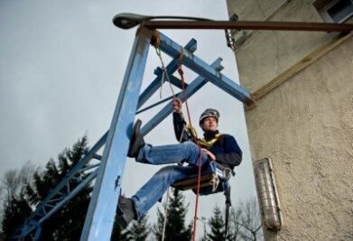 Hängt in den Seilen: Eric Kuhn, Geschäftsführer der Alpin Technik Leipzig. 