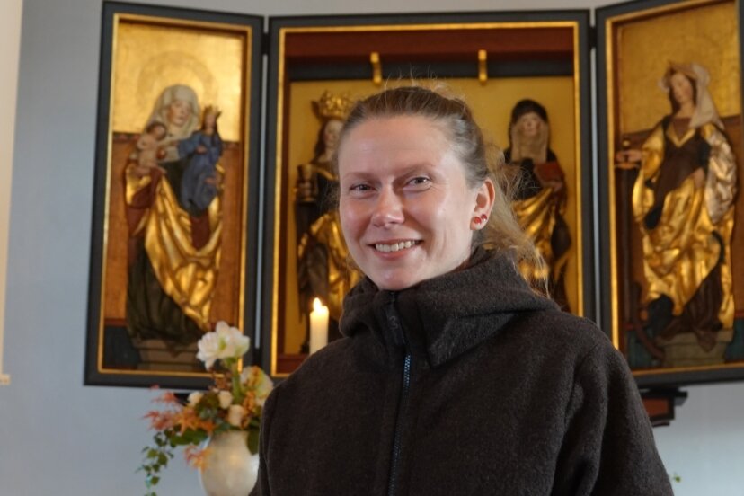 Experten haben Kirche mit all ihren Schätzen gerettet - Restauratorin Astrid Melath hat den Peter-Breuer-Altar äußerst behutsam repariert.