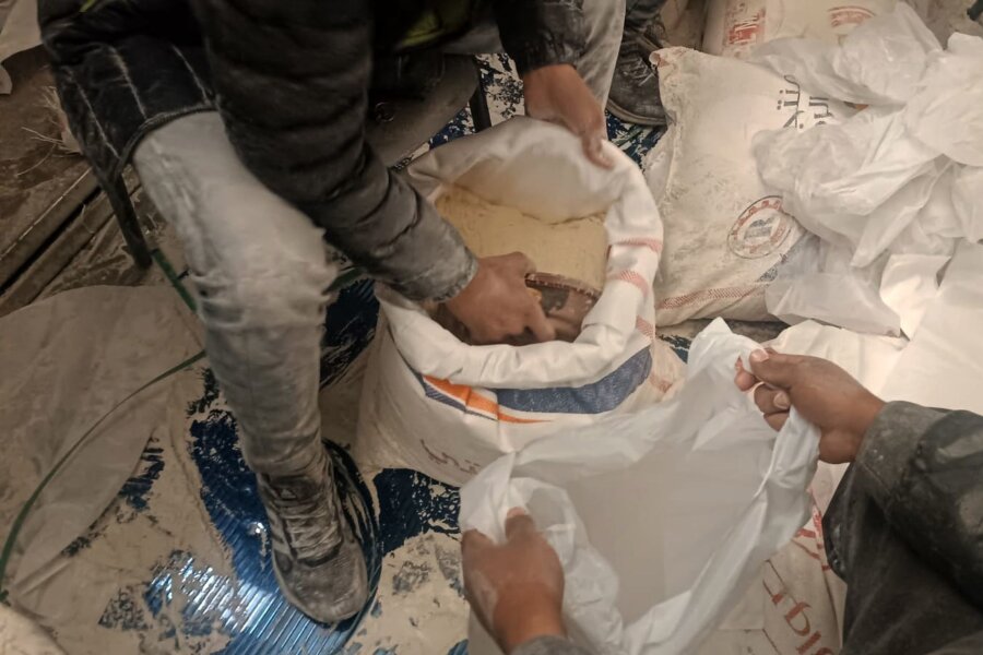 Experten: Hungersnot in Teilen Gazas steht unmittelbar bevor - Eine Hilfslieferung Mehl wird zwischen Palästinensern im Gazastreifen verteilt.