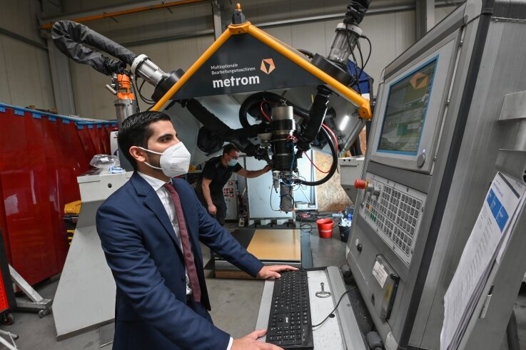 Mitarbeiter Hugo Albero Rojas programmiert eine 3D-Druck-Maschine, die im Hartmannsdorfer Unternehmen Metrom entwickelt wurde. 