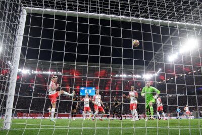 Experten und Real-Star Kroos einig: Schiedsrichter stiehlt RB Leipzig ein Tor - Diesen Treffer für RB Leipzig von Benjamin Sesko in der 2. Minute hat der Schiedsrichter nicht gegeben.