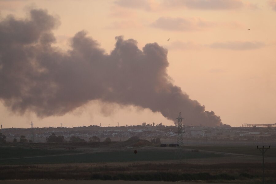 Experten warnen Israel vor "ewigem Krieg" in Gaza - Rauch über dem Gazastreifen: Israel hat angekündigt, weitere Truppen nach Rafah zu entsenden.