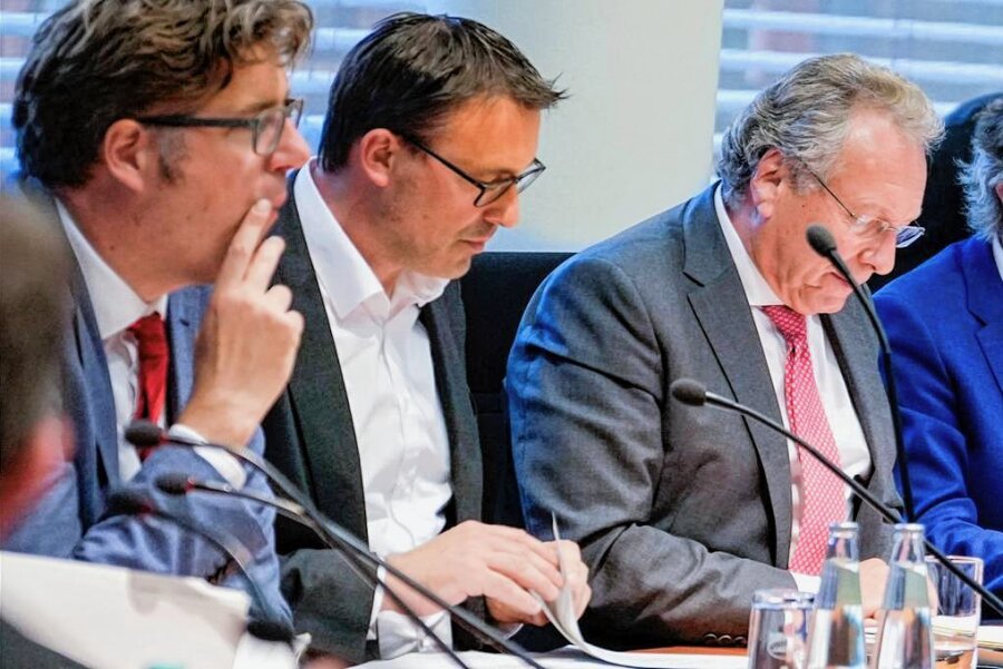 Expertenlob für das Heizungsgesetz - Anhörung zum Heizungsgesetz im Ausschuss für Klimaschutz und Energie: den Vorsitz hat Klaus Ernst (3. v. l.).
