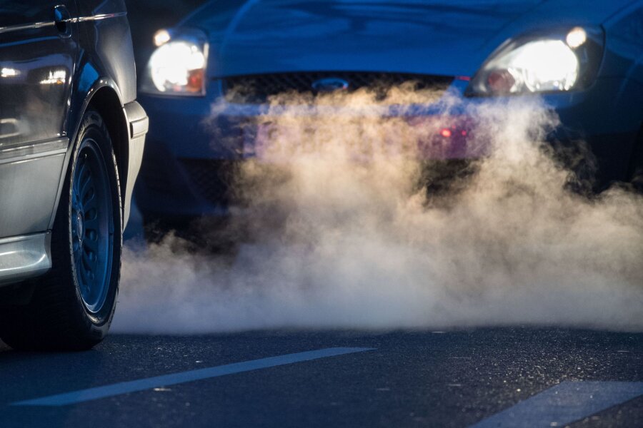 Expertenrat erwartet Verfehlung von 2030-Klimaziel - Abgase kommen aus dem Auspuff eines Autos.