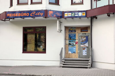 Eine Explosion im Eingangsbereich eines Reisebüros an der Marienthaler Straße in Zwickau hat sich am Sonntag gegen 3 Uhr morgens ereignet. 