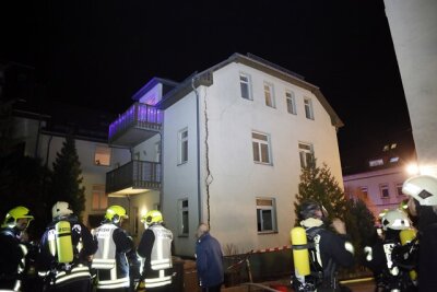 Explosion in Mehrfamilienhaus: Tatverdächtiger ermittelt - Die Explosion verursachte laut Polizei einen Riss an der Giebelwand.
