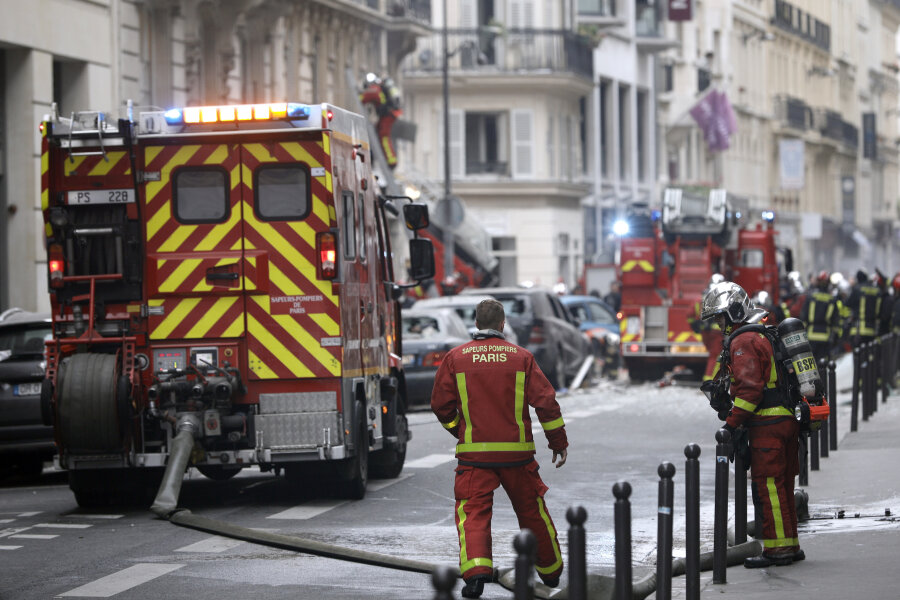 Explosion in Pariser Innenstadt - Mehrere Verletzte - Feuerwehrleute Arbeiten nach der Explosion in einer Bäckerei in der Rue de Traverse. In einer Bäckerei im Zentrum von Paris hat es am Morgen eine Explosion gegeben.