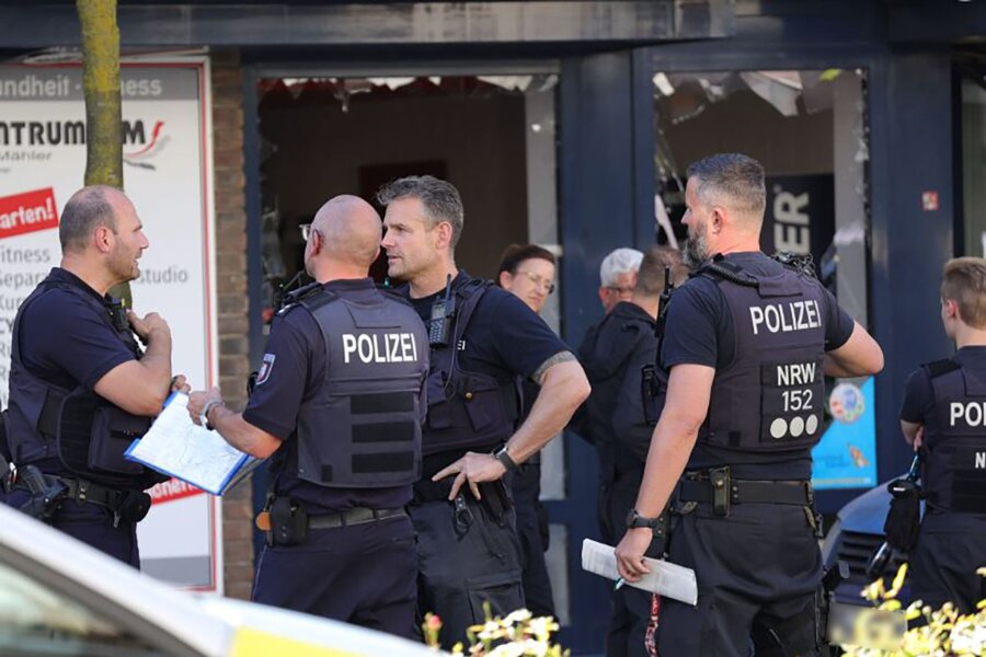 Explosion in Solingen: Identität eines Opfers noch ungeklärt - Zeugen hatten laut Polizei einen lauten Knall mit Rauchentwicklung vor einem Wohn- und Geschäftshaus gemeldet.
