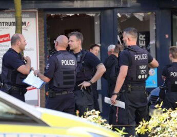 Explosion in Solingen: Mann erliegt Verletzungen - Einsatzkräfte der Feuerwehr und Polizei in der Innenstadt von Solingen. Hier ist es zu einer Explosion gekommen.