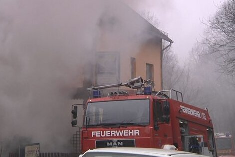 In einer Autowerkstatt am Trillerberg hat sich eine Explosion ereignet, bei der ein 42-jähriger Mann schwer verletzt wurde. Ein Anbau brannte völlig aus, Autos wurden stark beschädigt.  