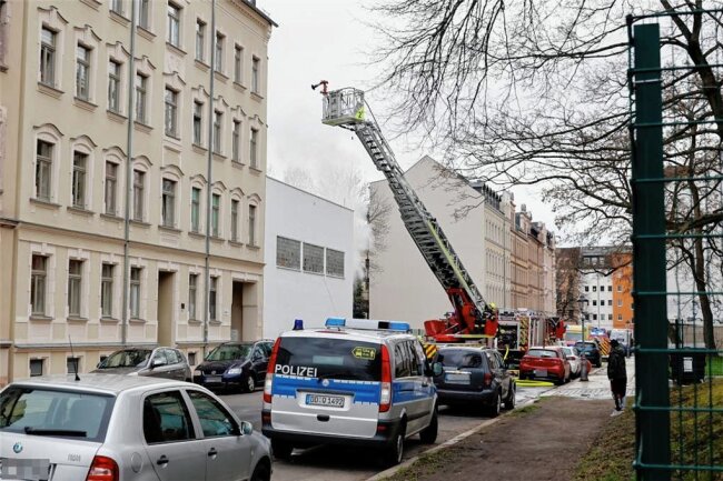 Explosion und Rauchentwicklung: Warn-App in Chemnitz schlägt an - Auch eine Drehleiter kam zum Einsatz.