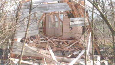Explosionen in Bösenbrunn und Schönbrunn: Kripo ermittelt mutmaßliche Täter - Die gesprengte Finnhütte nahe der Planschwitzer Straße in der Nacht vom 23. zum 24. März